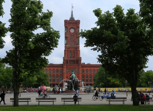 Rotes Rathaus in Berlin-Mitte mit Neptunbrunnen - Foto: m/s