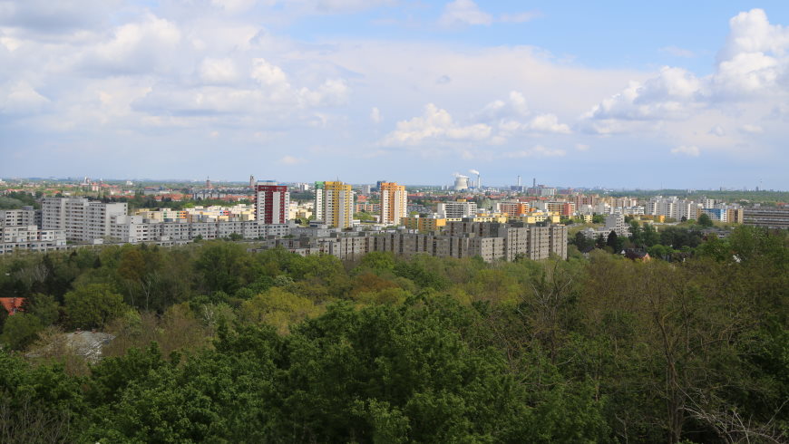 Hahneberg-Blick: Rudolf-Wissell-Siedlung und Staaken-Center. Am Horizont HKW Reuter-West (Mitte) und Fernsehtum am Alex (rechts)