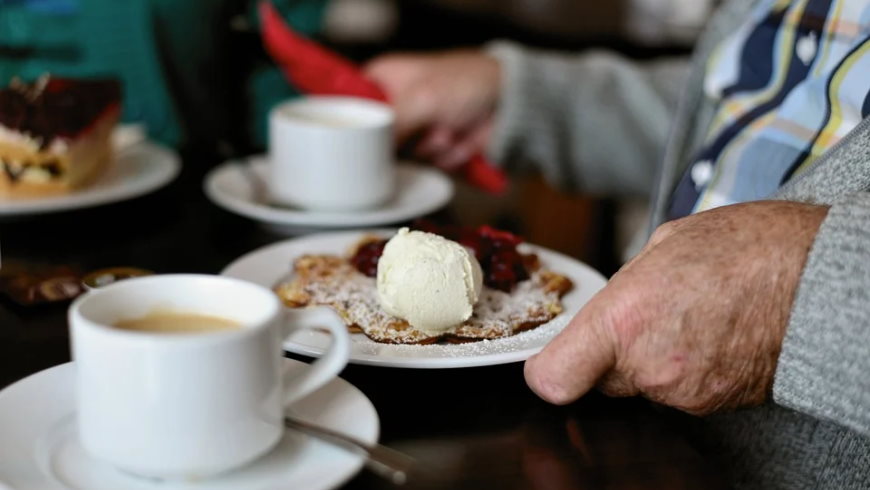 Kaffee & Kuchen und Waffeln