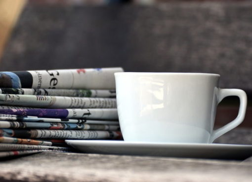 Zeitungslesen im Café