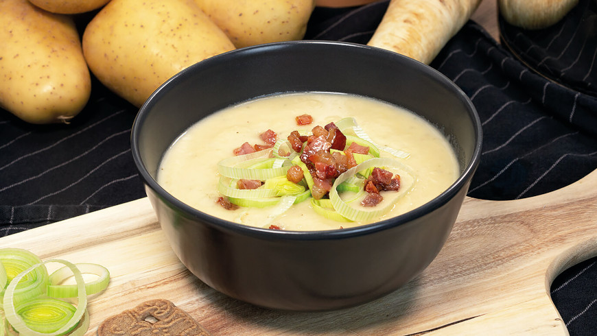 Kartoffelsuppe mit selbstgemachter Spekulatiuscreme in der Adventszeit