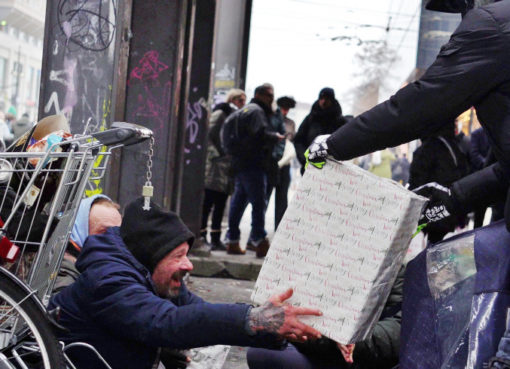 Niko überreicht einem Obdachlosen sein erstes Weihnachtsgeschenk seit er auf der Straße lebt