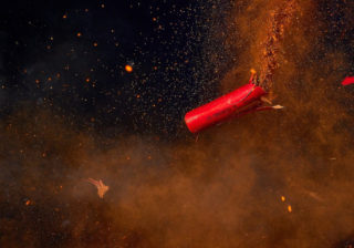 Silversterböller im Anflug: froher Zufall oder böser Gewaltvorsatz?