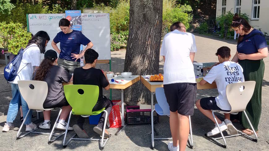 „SchulCoaches“-Stand beim Sommerfest