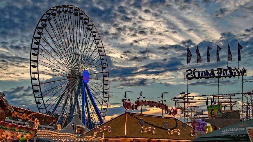 Riesenrad und Fahrgeschäfte