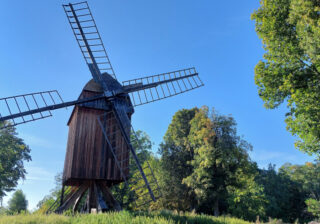 Seit 2008 steht auch in Gatow auf dem Windmühlenberg wieder eine Bockwindmühle.