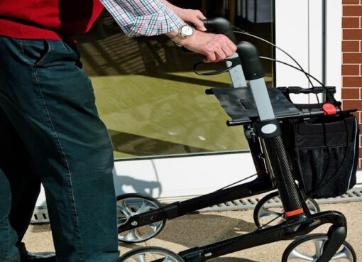 Senior mit Rollator