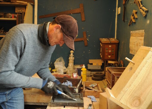 Tischler in seiner Werkstatt