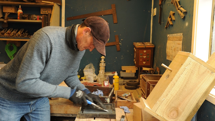 Tischler in seiner Werkstatt