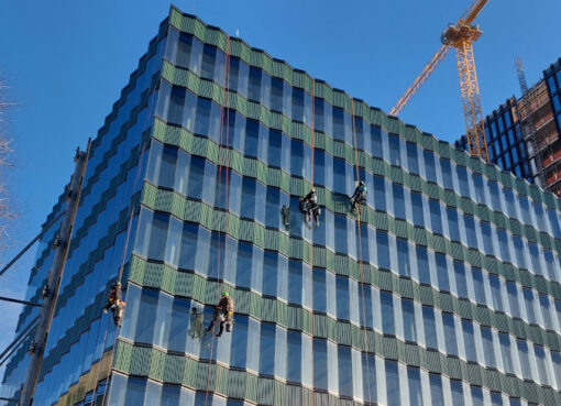 Fensterreinigung an einem Bürogebäude nahe Möckernbrücke