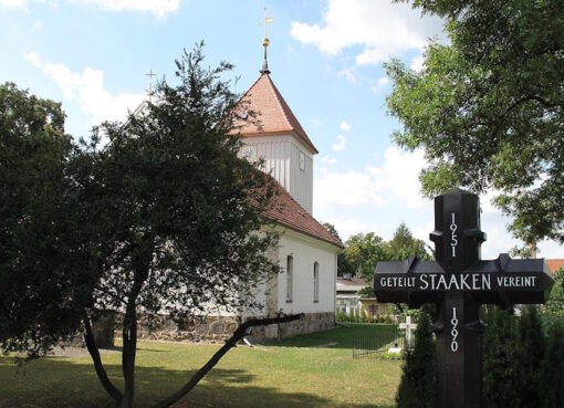 Dorfkirche mit Friedhof Staaken