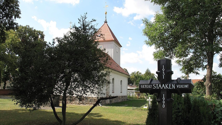Dorfkirche mit Friedhof Staaken